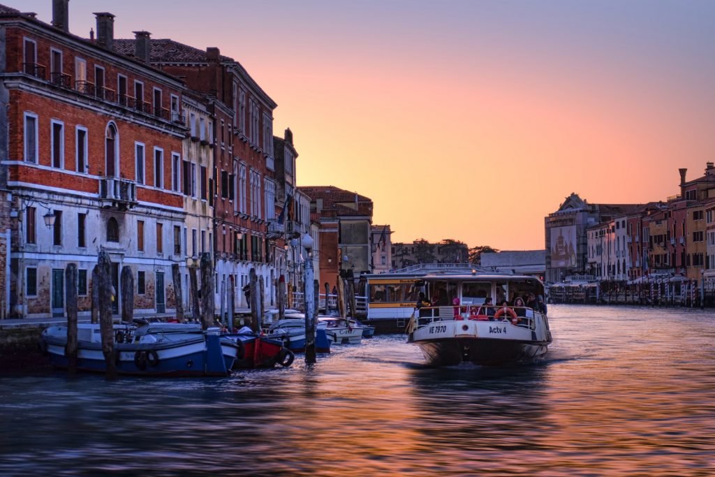 The Main Advantages Of Hiring A Large Boat On Your Travels